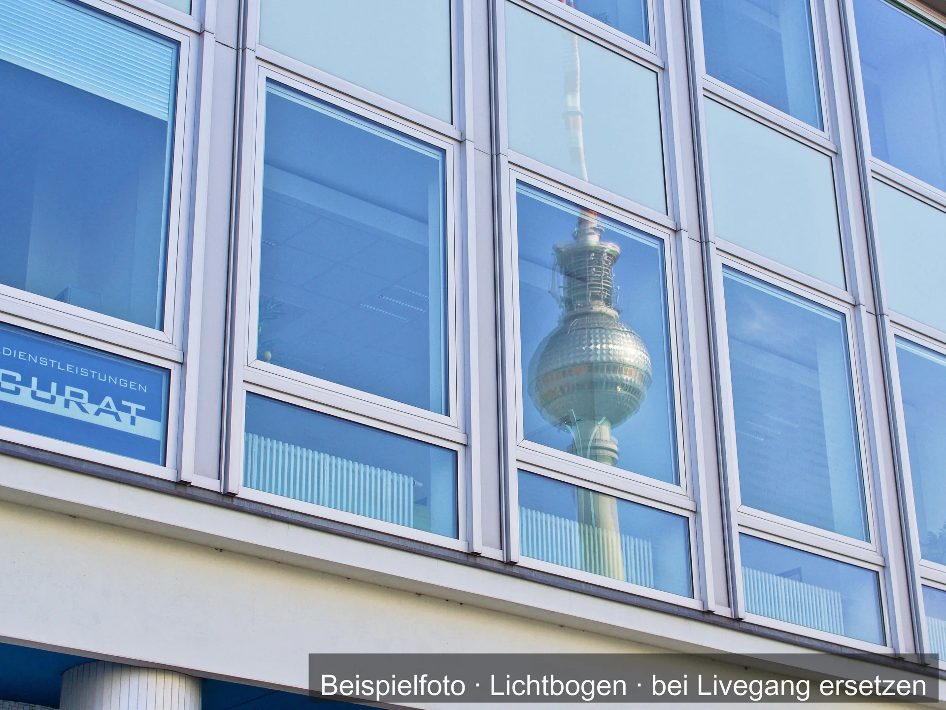 Fenster mit Metallrahmen in einer Hausfassade.