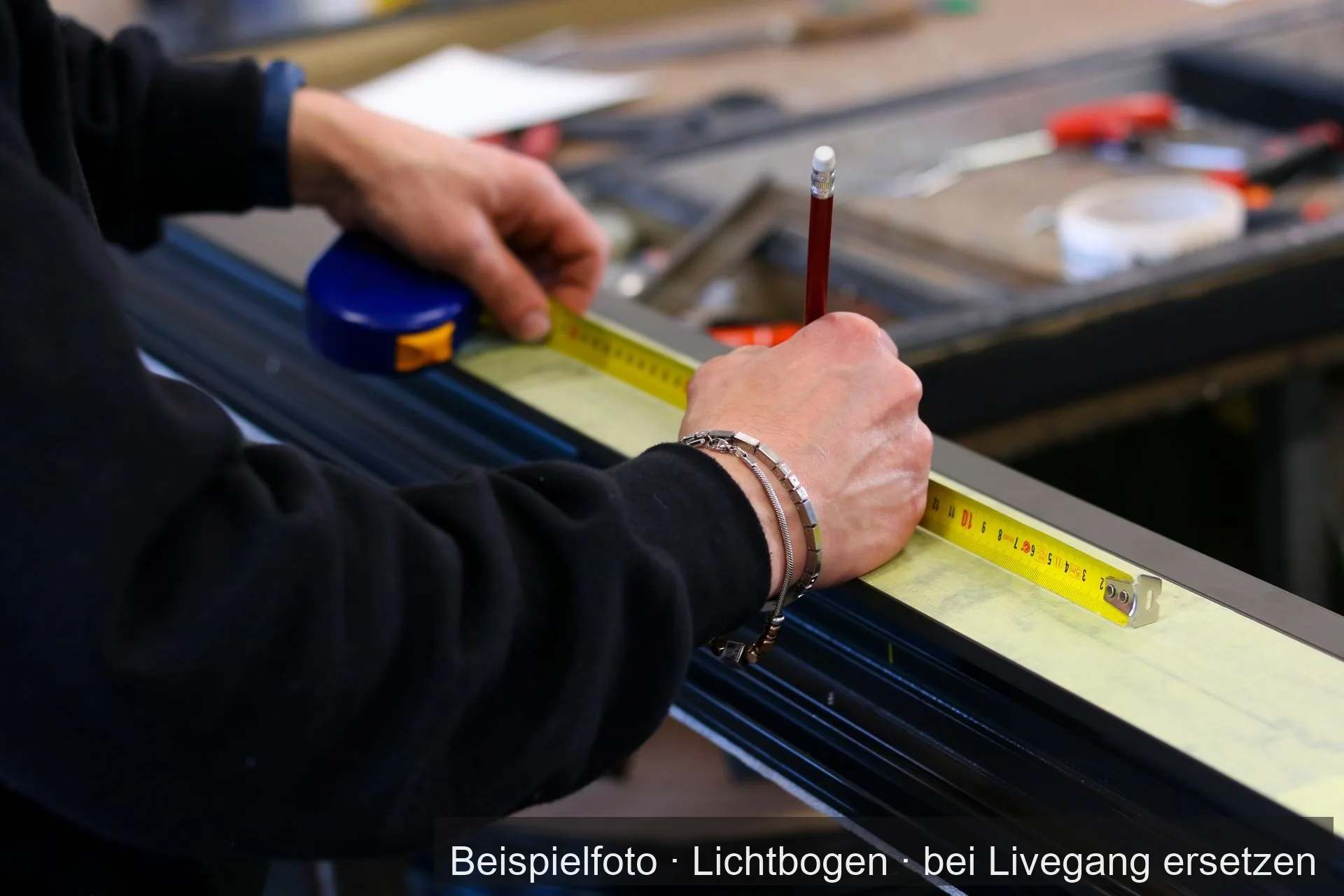 An der Werkbank wird ein Fensterprofil aus Aluminium gemessen und angerissen.