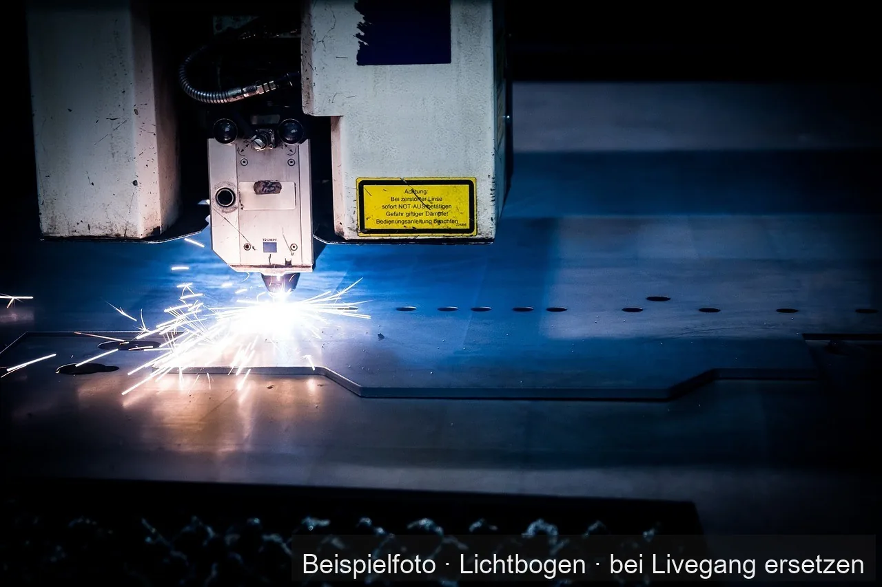 Ein Laser schneidet ein Blech zu.