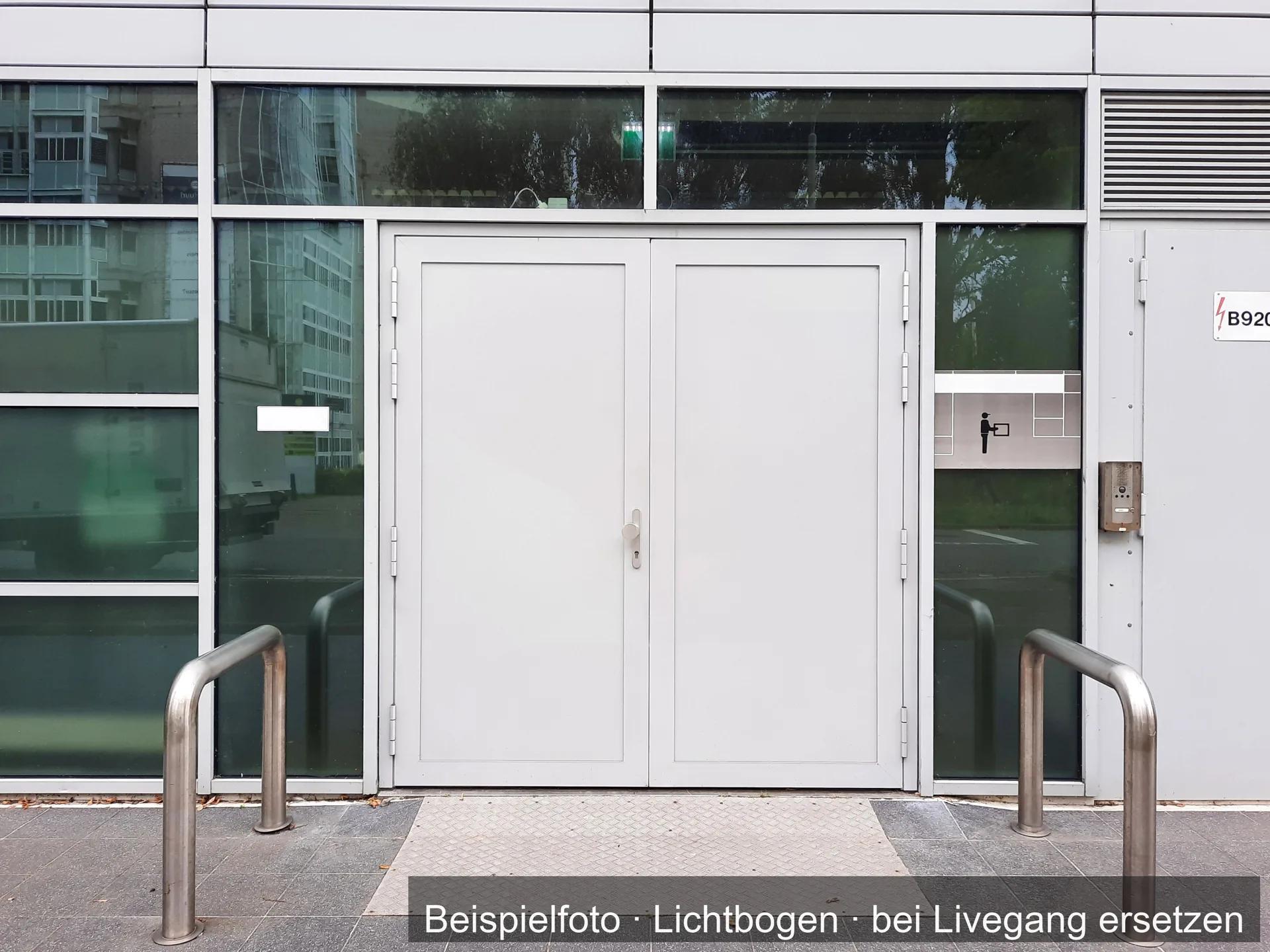 Tür aus Stahl in einem Gebäude.