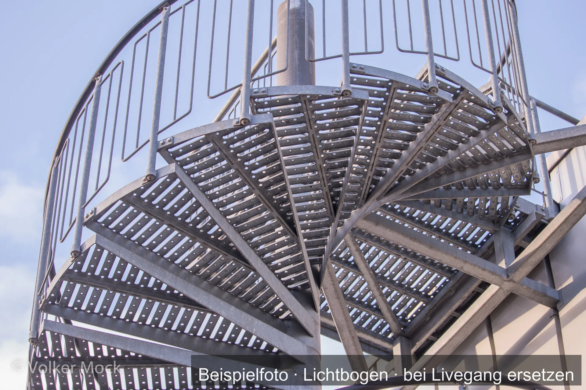 Treppe aus Stahl an einem Gebäude.